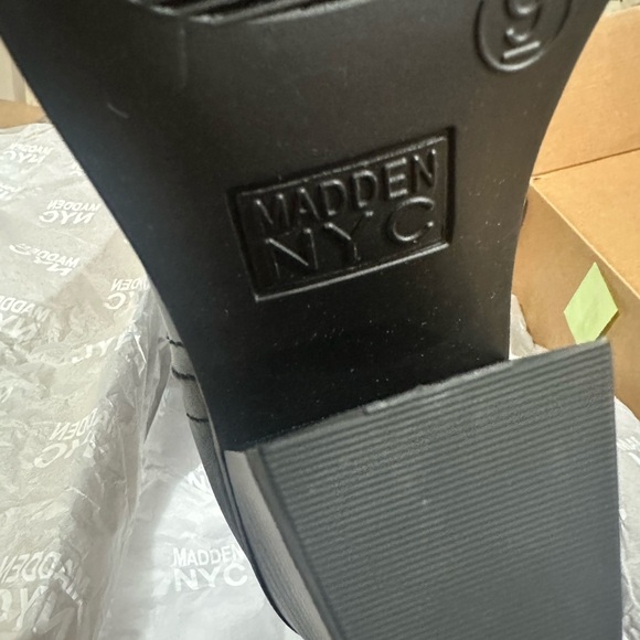 Elegant Black Leather Heeled Boots - Picture 7 of 8